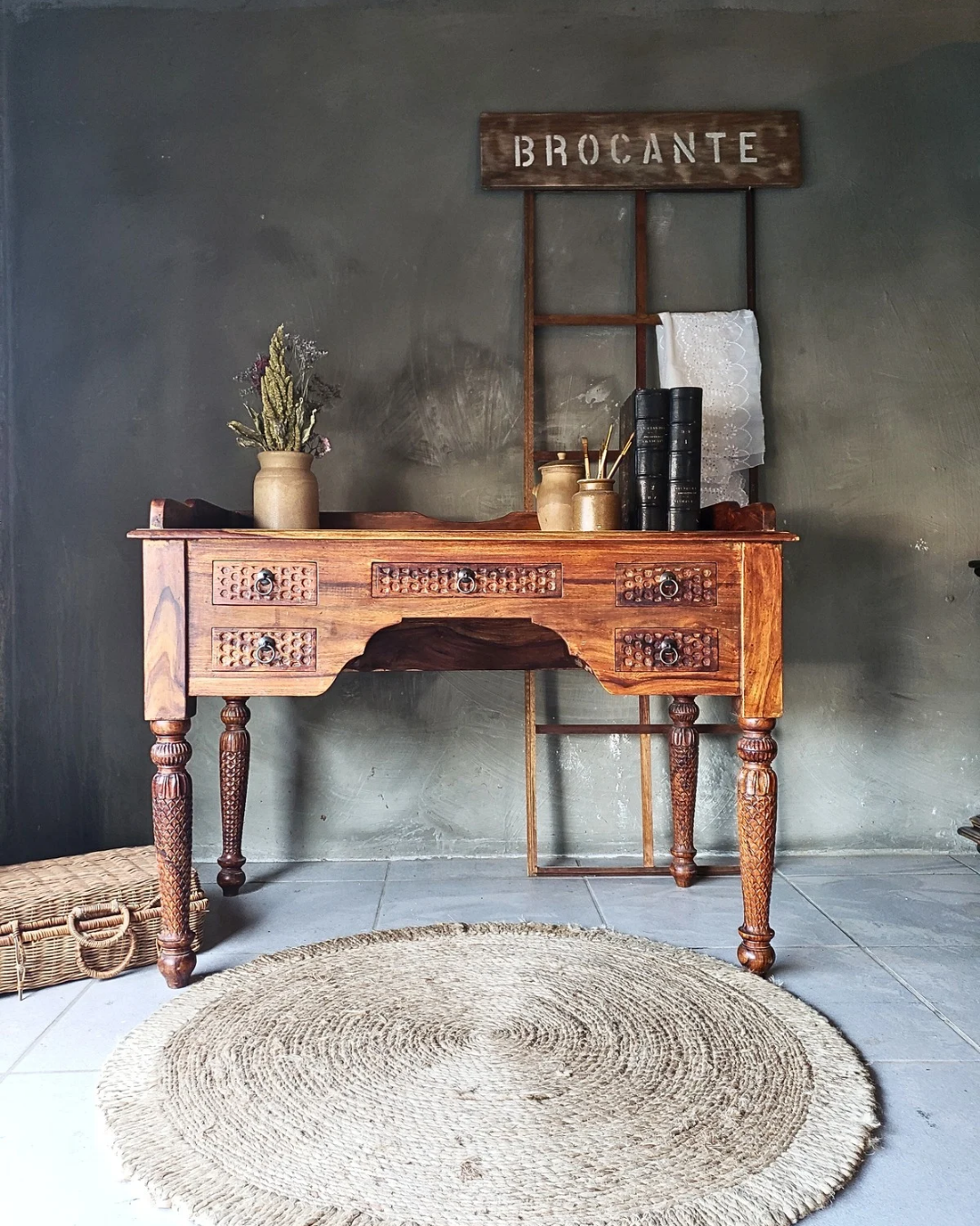 . BUREAU/COIFFEUSE SCULPTÉ