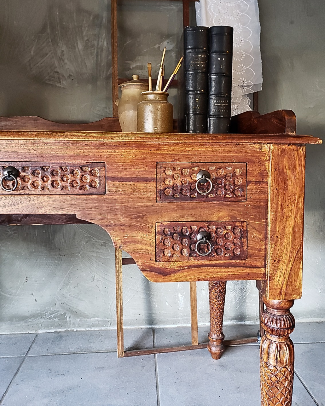 . BUREAU/COIFFEUSE SCULPTÉ