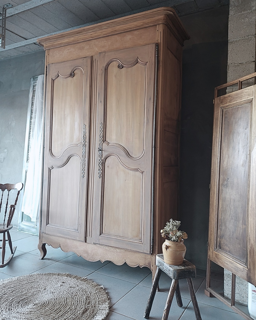 . ARMOIRE ANTIQUE