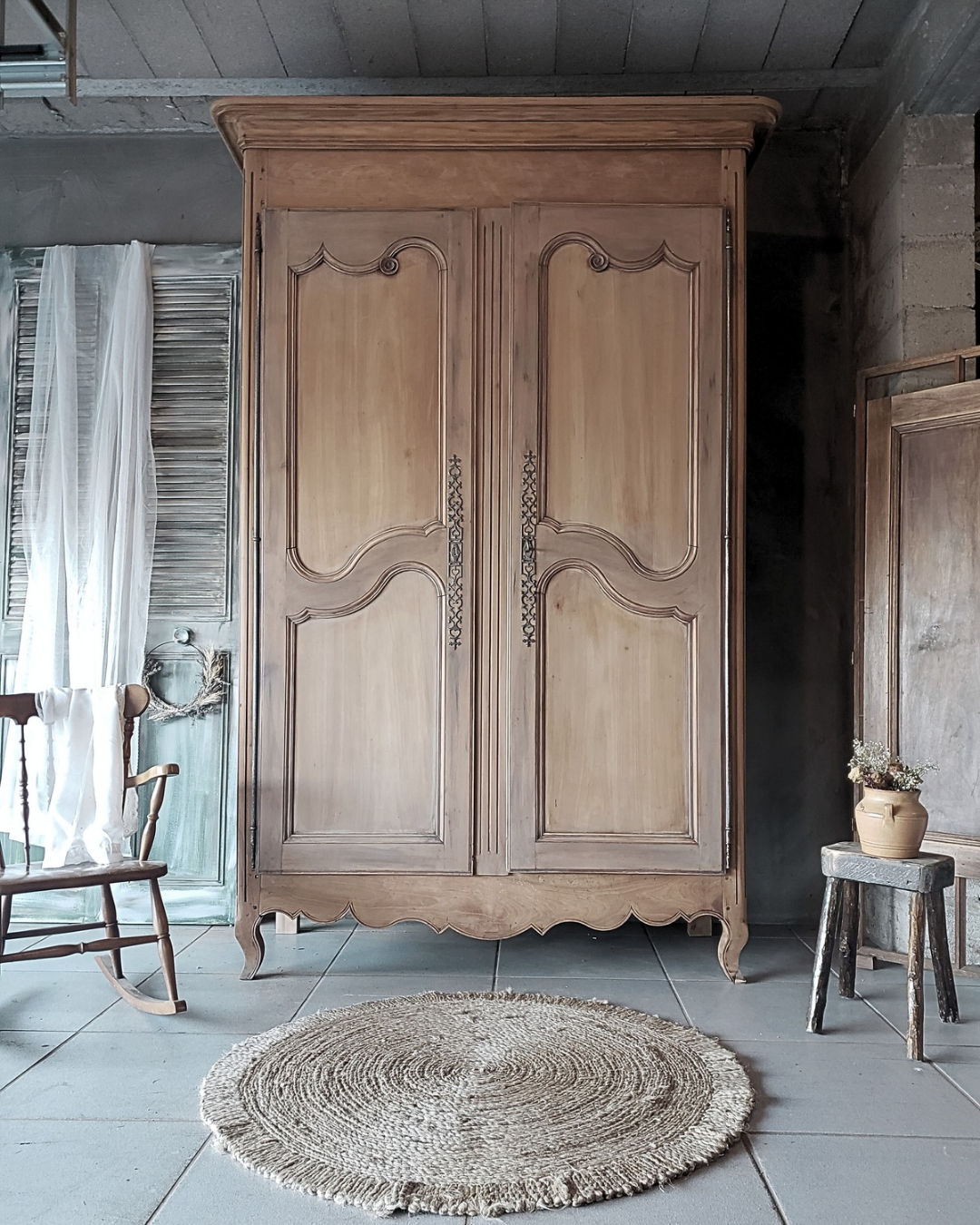 . ARMOIRE ANTIQUE