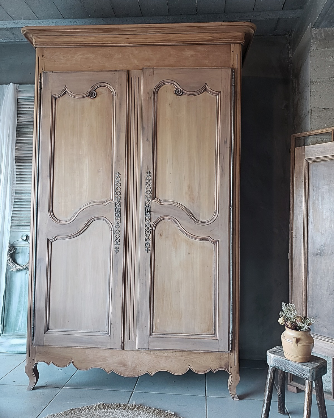 . ARMOIRE ANTIQUE
