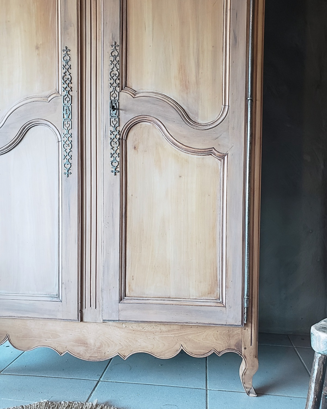 . ARMOIRE ANTIQUE