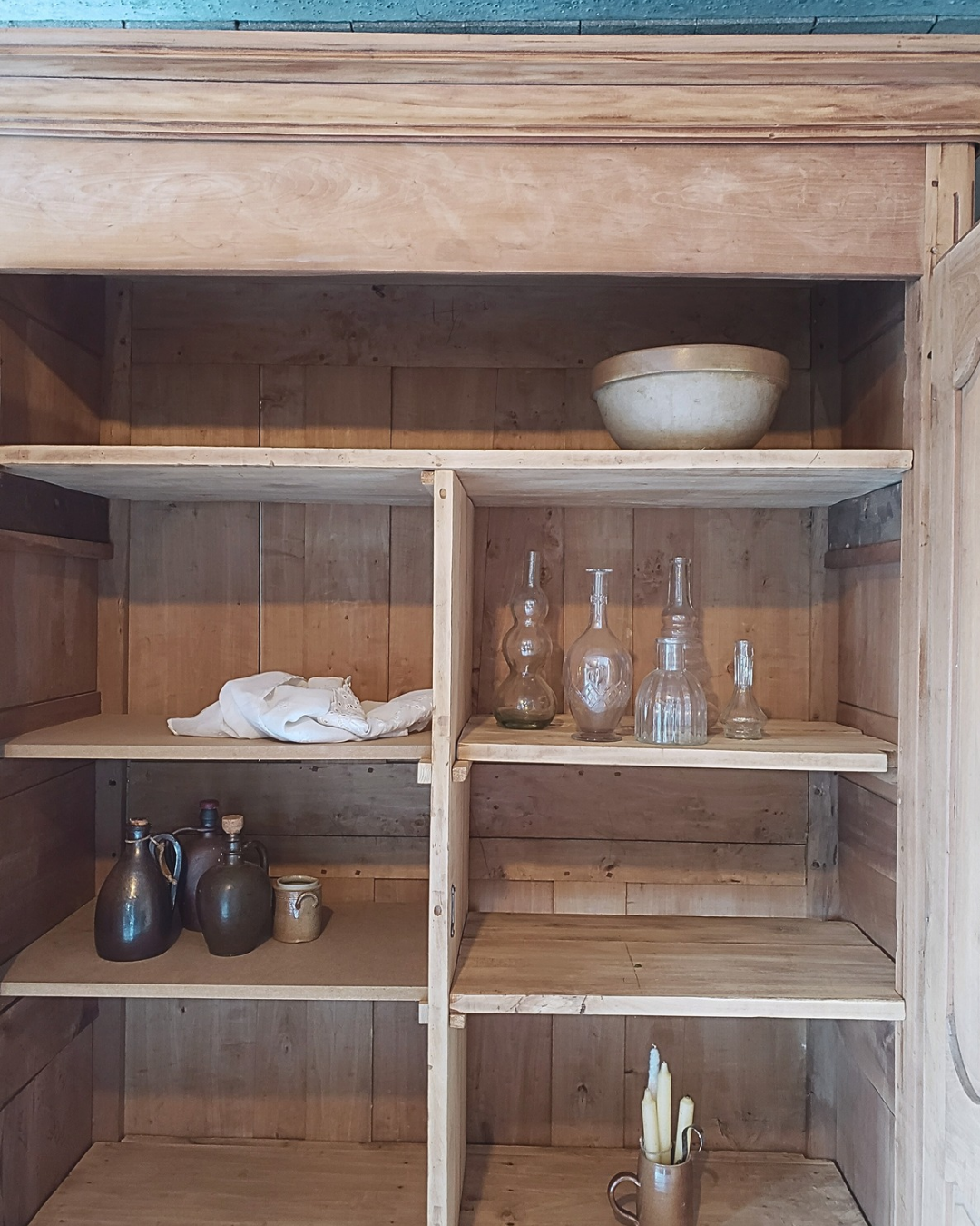 . ARMOIRE ANTIQUE