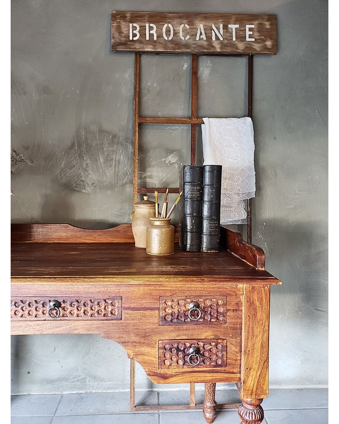 . BUREAU/COIFFEUSE SCULPTÉ