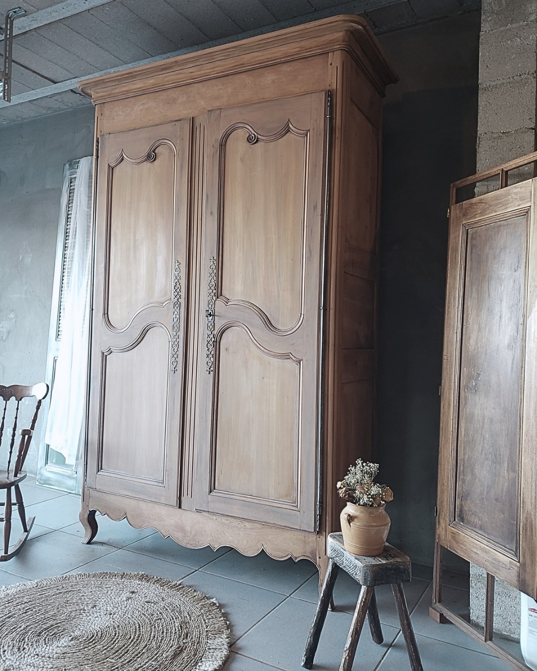 .  ARMOIRE ANTIQUE