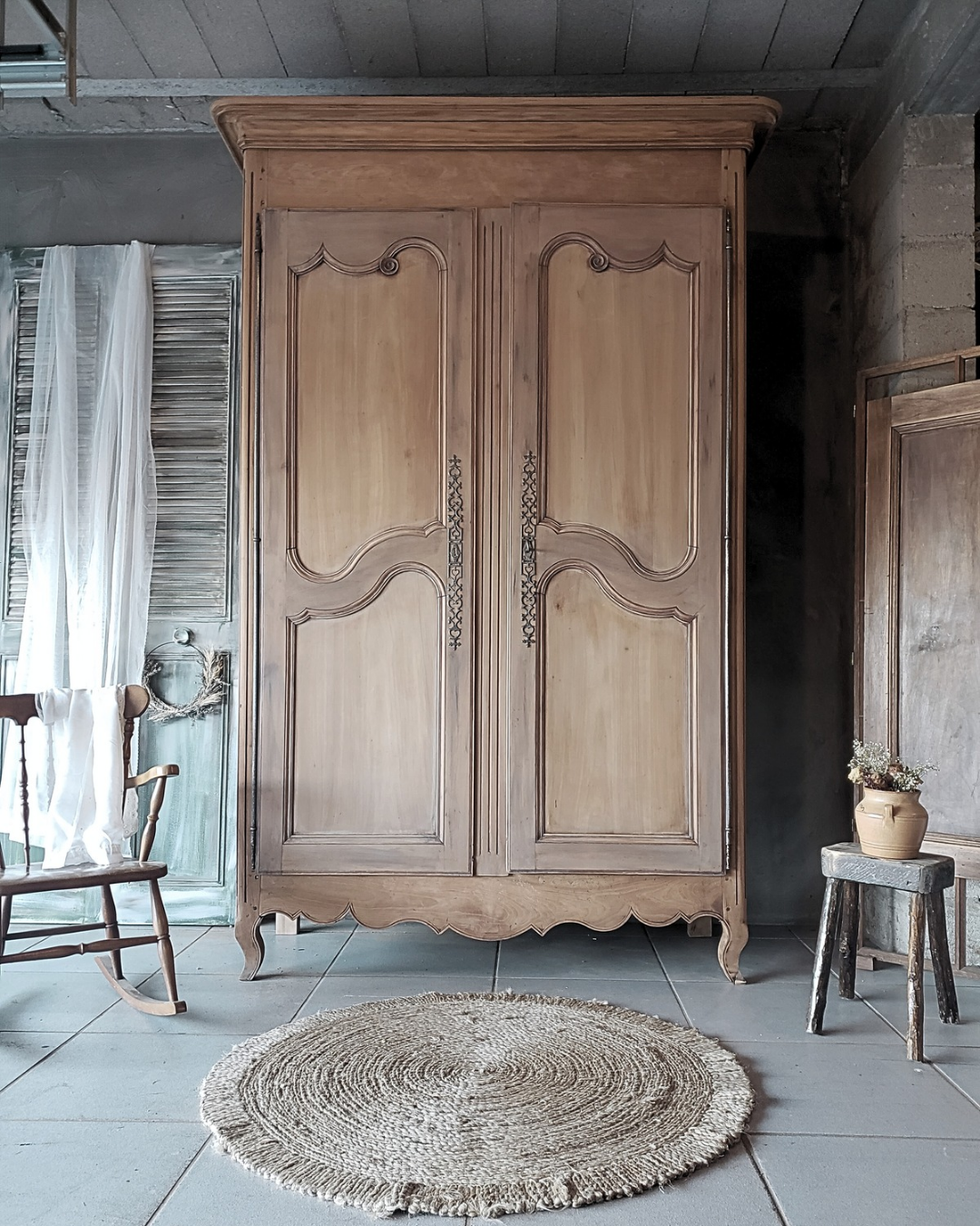 .  ARMOIRE ANTIQUE