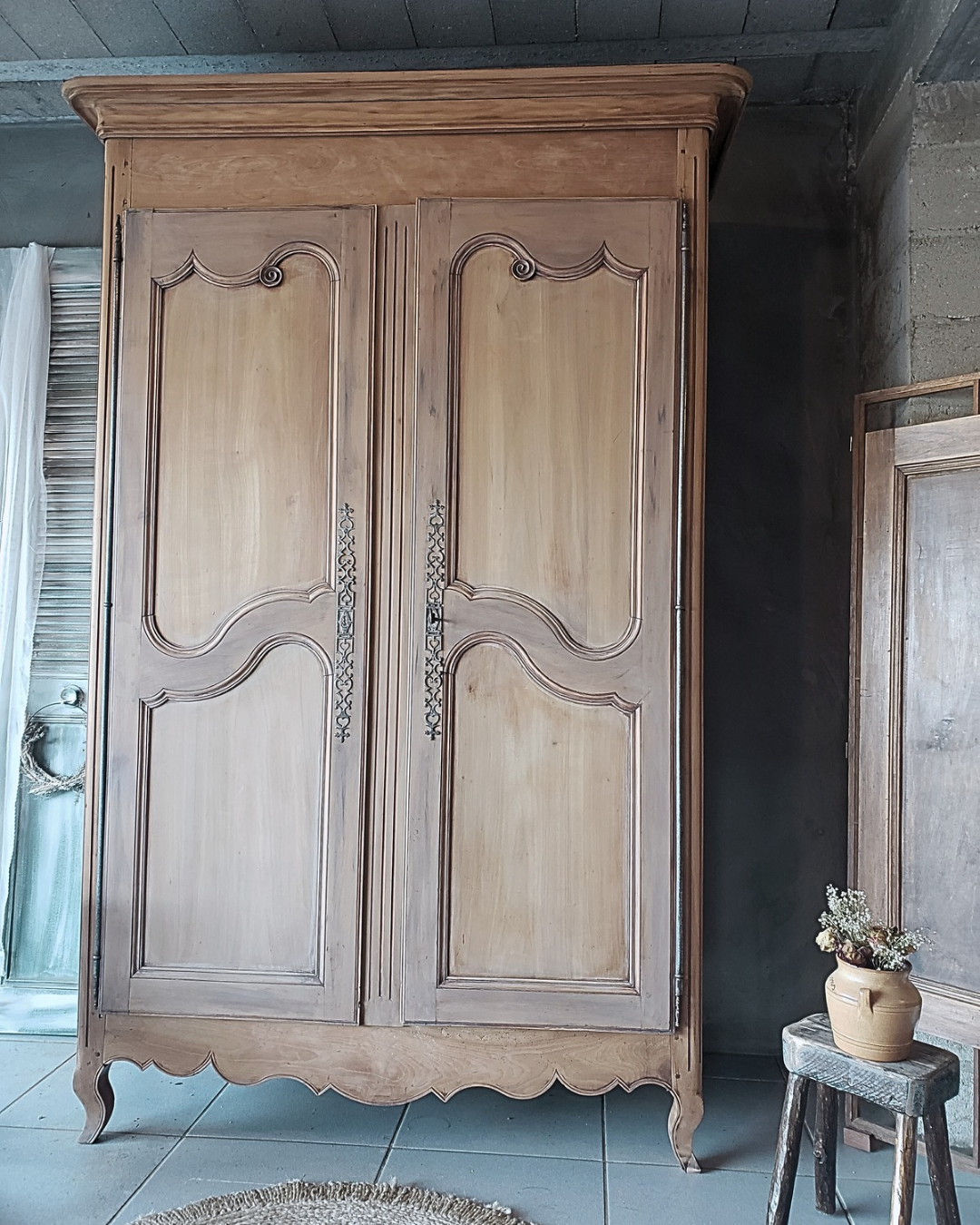 .  ARMOIRE ANTIQUE