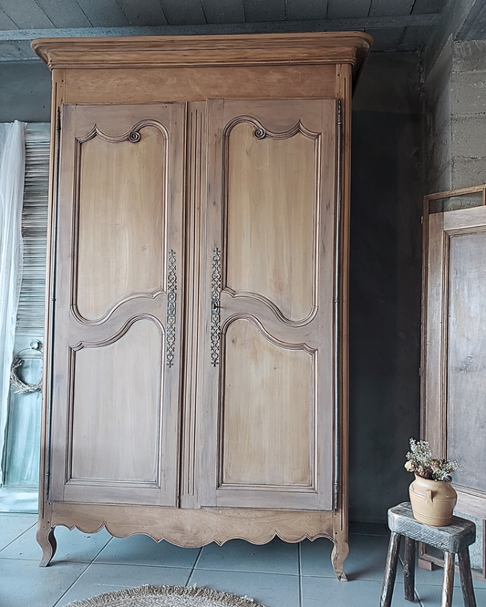 .  ARMOIRE ANTIQUE