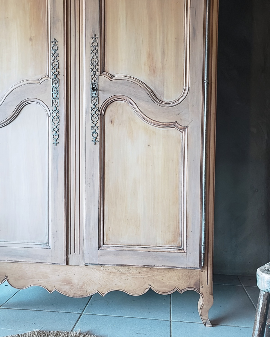 .  ARMOIRE ANTIQUE